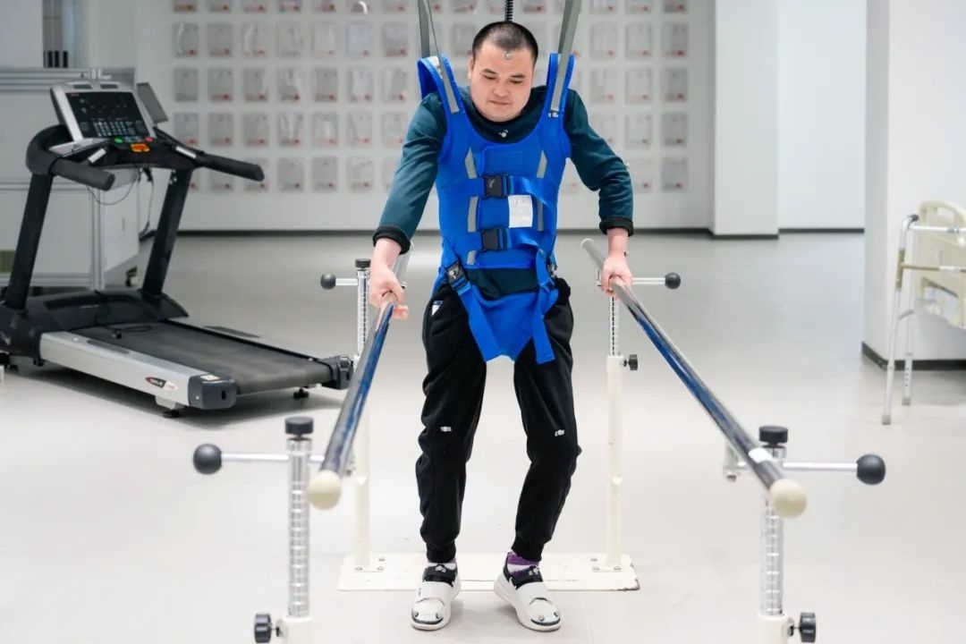 在術后第14天，患者依靠自身運動意圖行走。復旦大學供圖