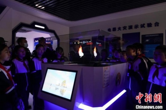 圖為學(xué)生們參觀道里區(qū)消防救援大隊(duì)消防科普體驗(yàn)館內(nèi)幻影成像燃燒三要素實(shí)驗(yàn)臺(tái)。中新社記者 趙宇航 攝