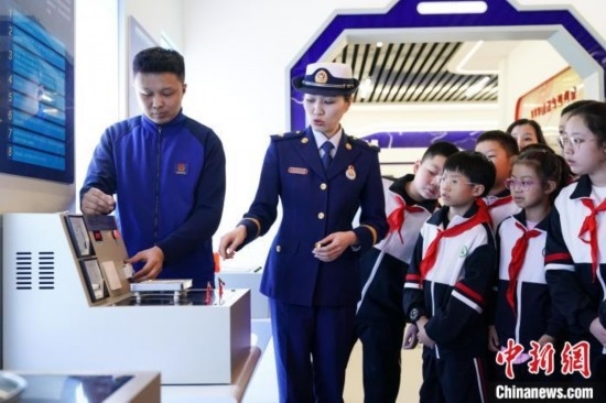 圖為學(xué)生們參觀道里區(qū)消防救援大隊(duì)消防科普體驗(yàn)館內(nèi)電器火災(zāi)演示實(shí)驗(yàn)臺(tái)。中新社記者 趙宇航 攝