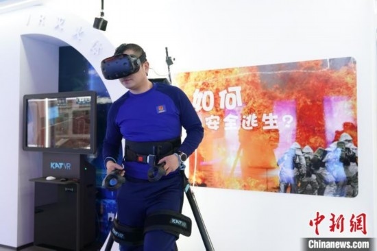 圖為消防員利用VR展示火災(zāi)如何逃生。中新社記者 趙宇航 攝