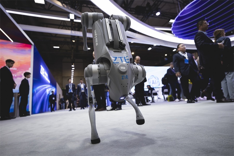 中興展位上的機(jī)器狗。