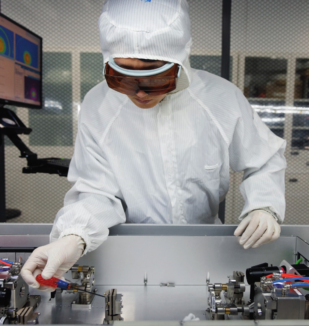 科研人員在廣東東莞阿秒科學(xué)中心實驗室調(diào)試高性能激光器（2025年1月10日攝）。金立旺攝/本刊