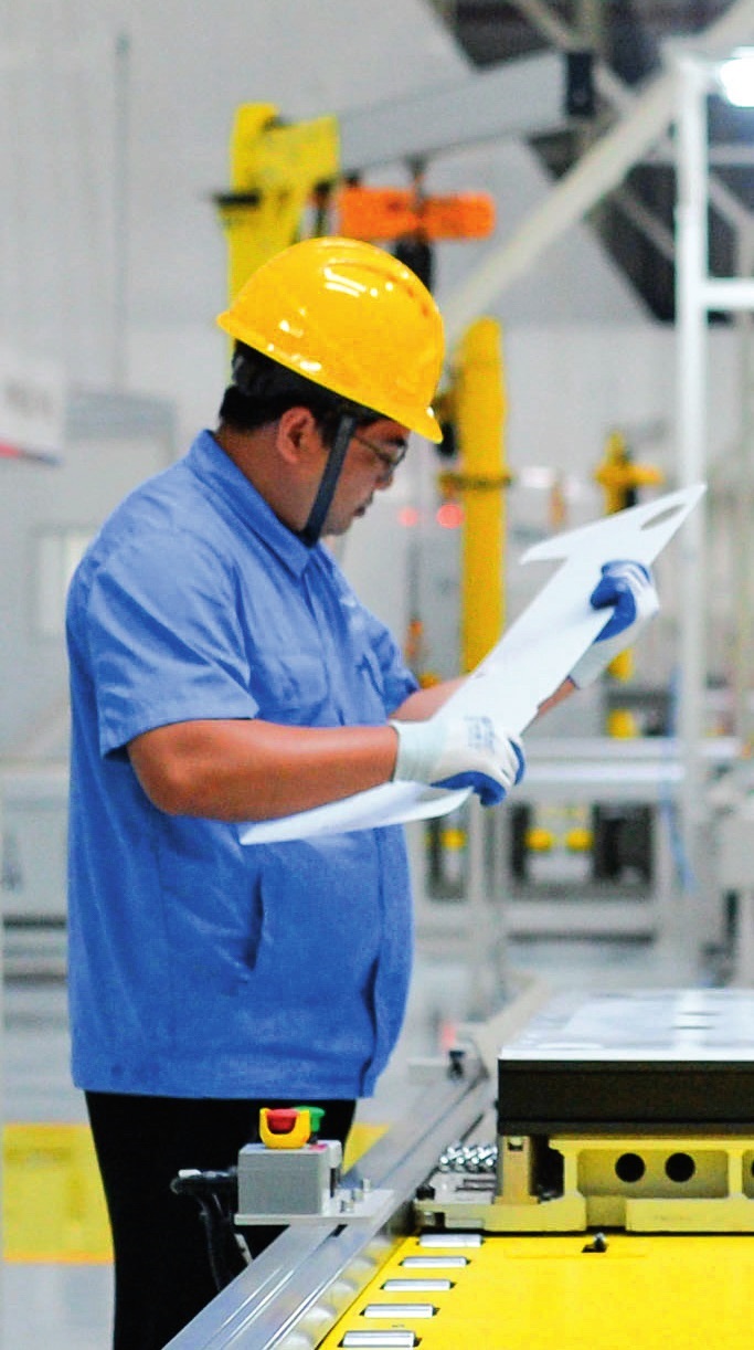 工人在位于廣東珠海的緯景儲能珠?！俺珿工廠”工作（2024年5月19日攝）。李任滋攝/本刊