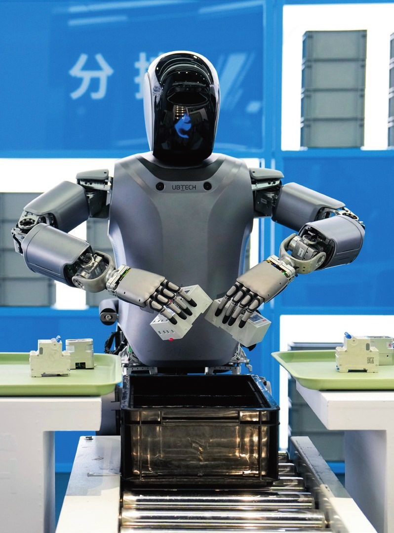 北京“機(jī)器人大世界”展示的優(yōu)必選人形機(jī)器人（2025年2月24日攝）。鞠煥宗攝/本刊