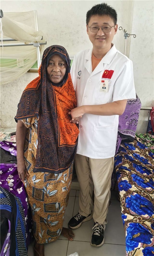 術(shù)后第二天患者即能站立。中國(guó)援桑醫(yī)療隊(duì)供圖