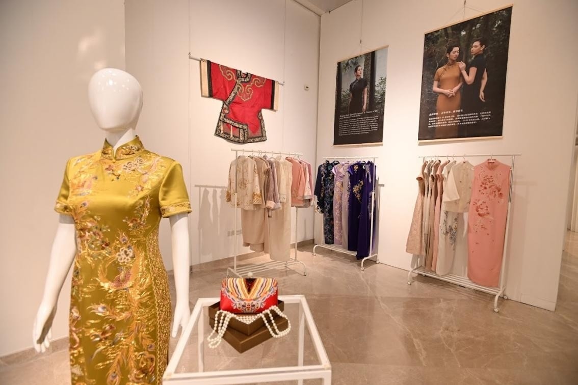 展覽現(xiàn)場(chǎng)展出各種款式的精美旗袍。新加坡中國(guó)文化中心供圖
