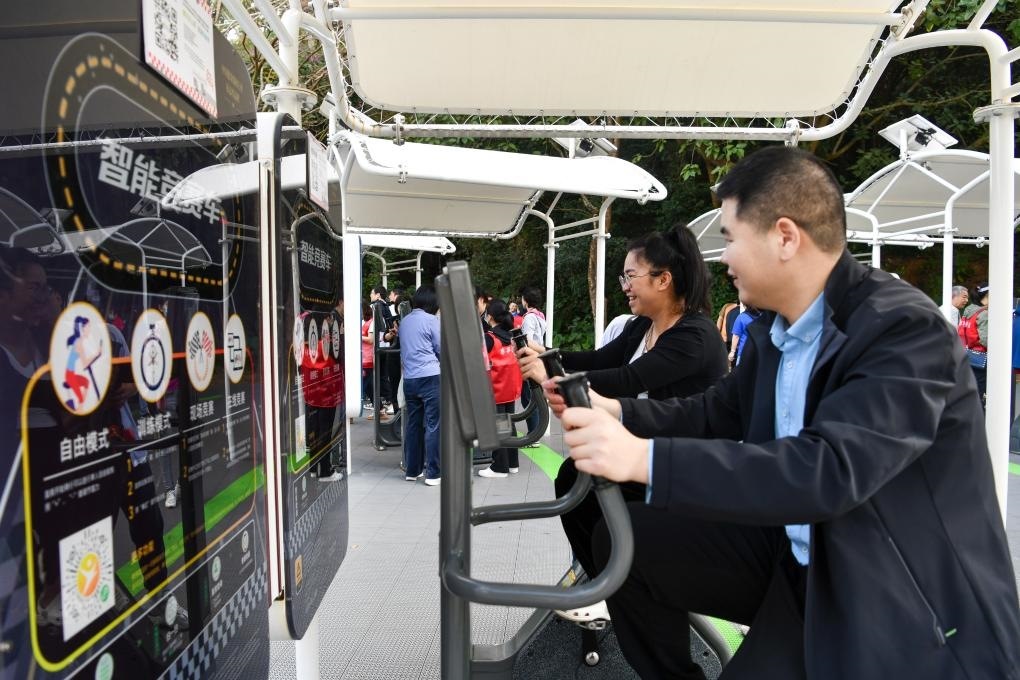 2024年1月20日，市民在蓮花山公園西區(qū)室外智能健身房參加競賽活動。當日，深圳市室外智能健身競賽活動舉行。新華社記者 梁旭 攝