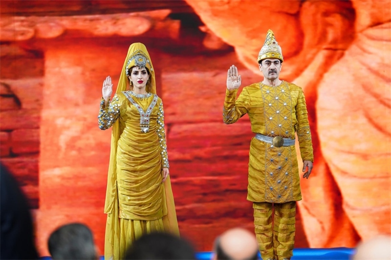 伊拉克時(shí)尚館舉辦的時(shí)裝展上，模特展示亞述時(shí)期服飾。伊拉克時(shí)尚館供圖