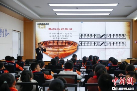 圖為學(xué)生在“國(guó)寶音樂(lè)會(huì)”社教課中了解舞蹈紋彩陶盆。中新社記者 馬銘言 攝