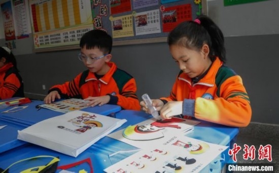 圖為學(xué)生參與“土族娃娃布貼畫”社教課。中新社記者 馬銘言 攝