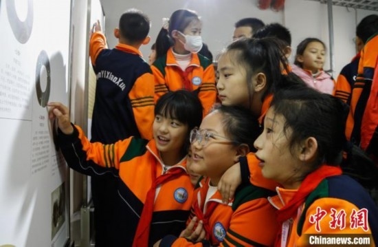 圖為學(xué)生參觀青海省博物館“1+3”主題流動(dòng)展覽，了解在青海喇家遺址出土的齊家文化 · 玉三璜聯(lián)璧。中新社記者 馬銘言 攝
