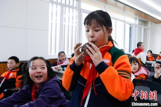 圖為學(xué)生在“國(guó)寶音樂(lè)會(huì)”社教課中體驗(yàn)吹陶塤。中新社記者 馬銘言 攝