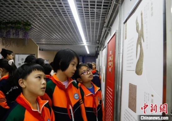 圖為學(xué)生參觀青海省博物館“1+3”主題流動(dòng)展覽，了解木舞俑。中新社記者 馬銘言 攝