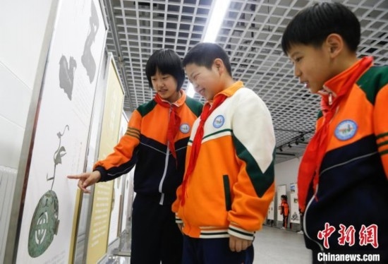 圖為學(xué)生了解出土于青海省西寧市大通回族土族自治縣的漢代鸞鳳銅熏爐蓋。中新社記者 馬銘言 攝