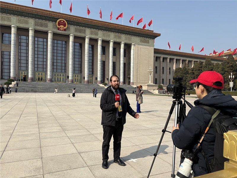 巴西勞動(dòng)者電視臺(tái)駐華記者毛路在采訪中國兩會(huì)(受訪者供圖)