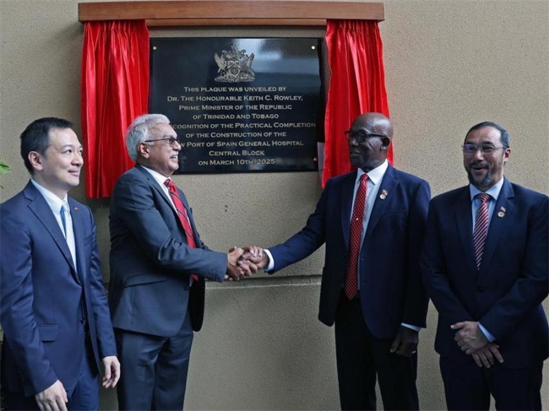 特多總理基思·羅利（右二）等特方政要、中國駐特多使館臨時代辦楊晗（左一）等出席西班牙港總醫(yī)院項目揭幕儀式。中國鐵建（加勒比）有限公司供圖