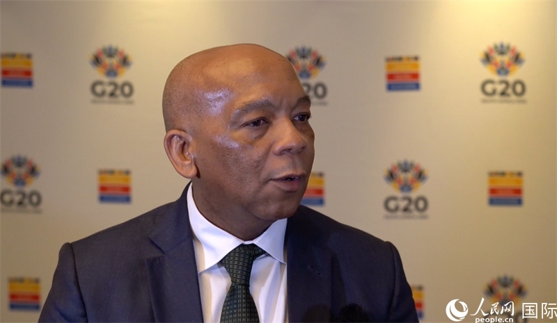 南非電力與能源部長洛西恩佐·拉莫豪帕接受人民網(wǎng)南非公司記者采訪。人民網(wǎng) 劉暢攝