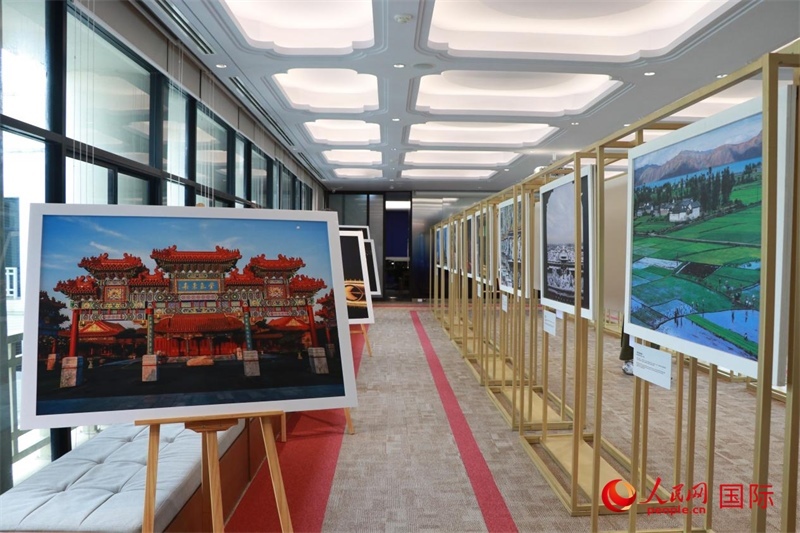 “遇見”攝影展現(xiàn)場。朱瀟逸攝