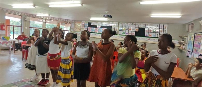 南非學(xué)生展示民族服飾，合唱《聽(tīng)我說(shuō)謝謝你》。