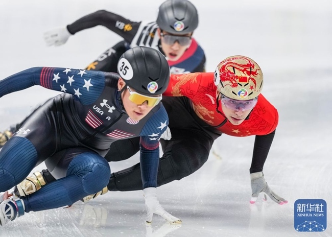 中國隊(duì)選手劉少昂（右）在比賽中。新華社記者 孫非 攝