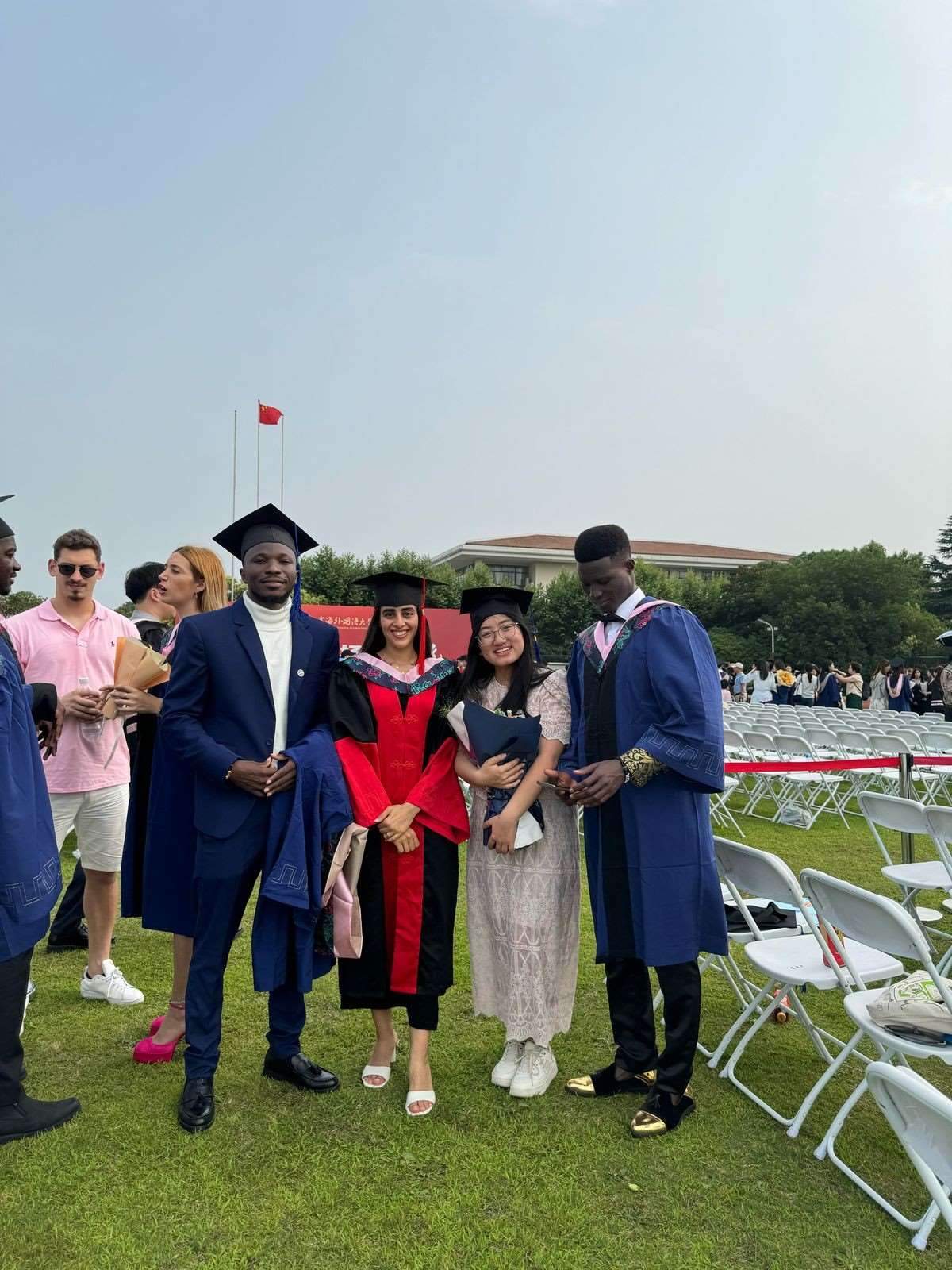 卡友琪（右三）在中國獲得學位后與同學合影。受訪者供圖