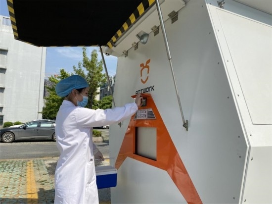 醫(yī)院接收無(wú)人機(jī)送來(lái)的醫(yī)療樣本。受訪者供圖