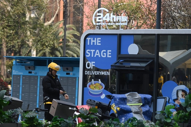 2024年3月15日，位于浙江杭州城西銀泰城廣場(chǎng)的“小哥驛站”正式啟用，網(wǎng)約車司機(jī)等新就業(yè)形態(tài)勞動(dòng)者可在此短暫休憩、補(bǔ)給。