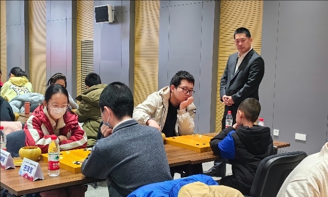 常昊觀戰(zhàn)年輕棋手們比賽。人民網(wǎng)記者 李乃妍攝