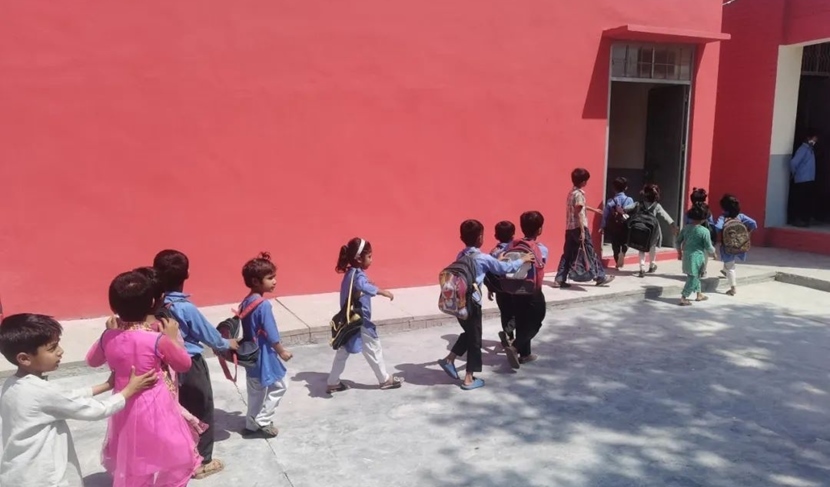 同學(xué)們走進(jìn)修繕一新的校園。中國(guó)電建集團(tuán)湖北工程有限公司供圖