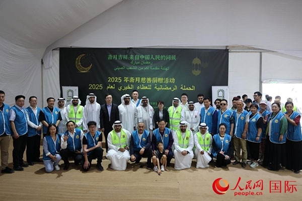 活動現(xiàn)場，中阿雙方合影留念。人民網(wǎng)記者 張志文攝