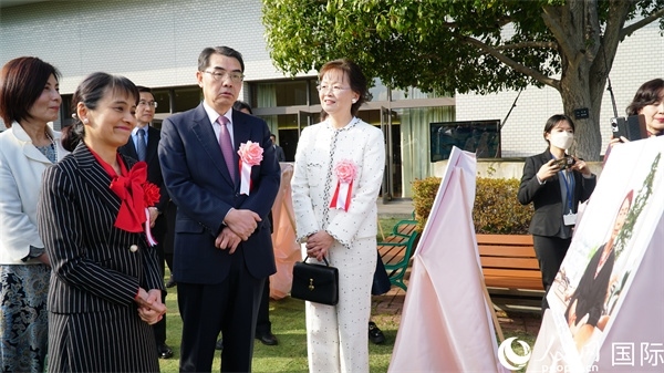 共同觀看女性成就圖片展。人民網(wǎng) 蔣曉辰攝