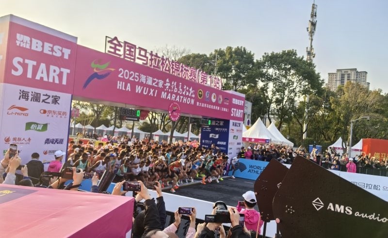 參賽選手沖出起跑線。 人民網(wǎng)記者 楊磊攝