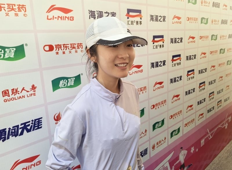 徐冰潔賽后接受采訪。 人民網(wǎng)記者 楊磊攝