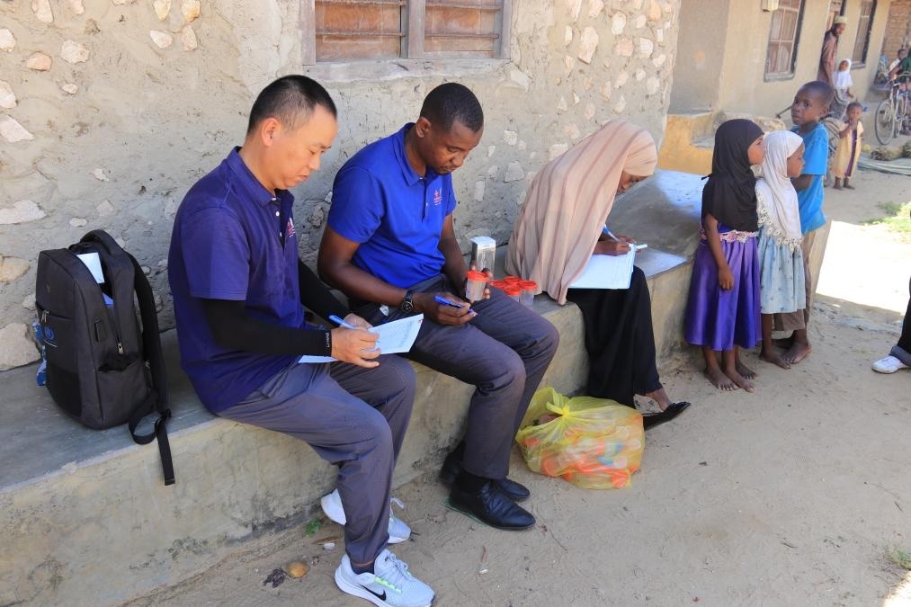 專家組指導(dǎo)非方疾控人員開展疾病篩查工作。專家組供圖