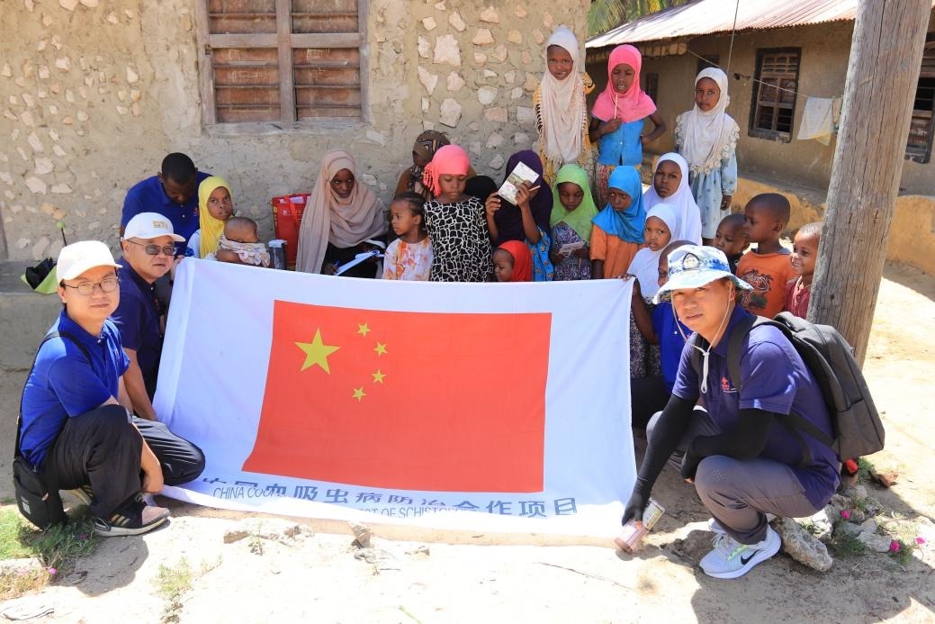 專家組與當?shù)卮迕窈嫌啊＜医M供圖