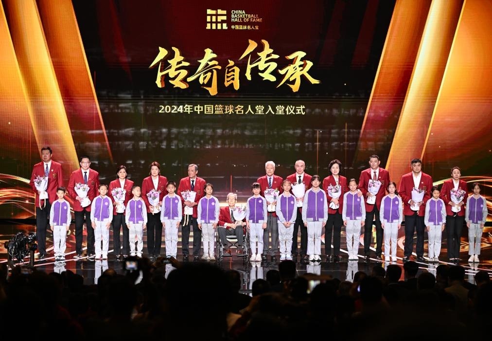 3月23日，在場(chǎng)的各屆中國(guó)籃球名人堂入堂人物在入堂儀式上合影留念。新華社記者 陳鐘昊 攝