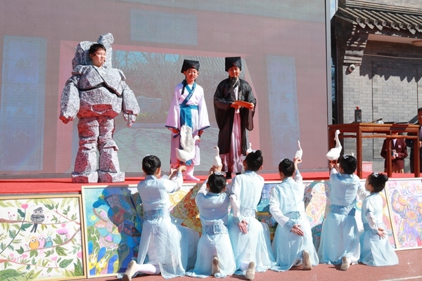 展覽開幕式上，府學(xué)學(xué)子上演情景劇《鵝池》。府學(xué)胡同小學(xué)供圖