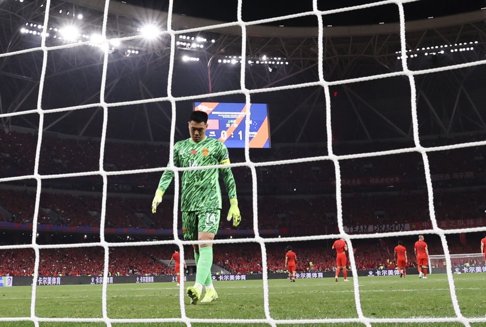 3月25日，中國隊守門員王大雷在球隊丟球后。新華社記者 曹燦 攝