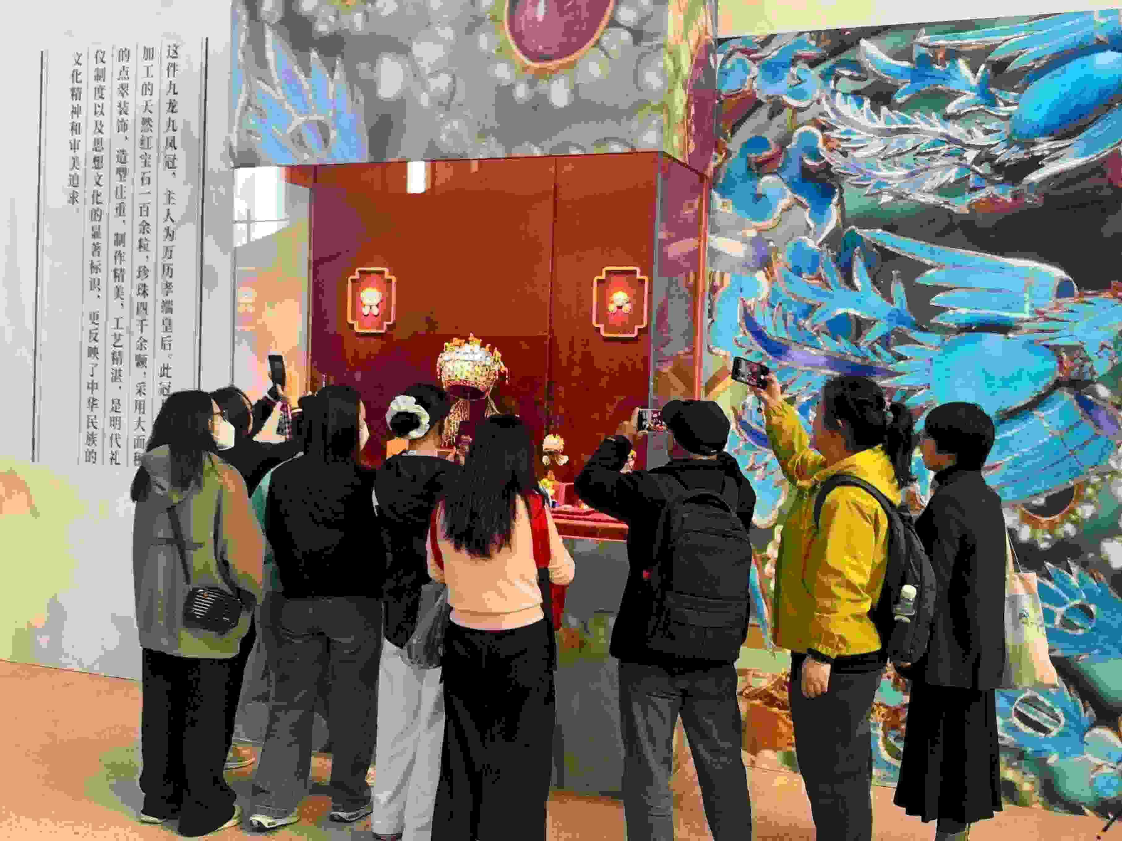 觀眾參觀國(guó)博鳳冠系列文創(chuàng)產(chǎn)品。人民網(wǎng)記者 劉穎穎攝