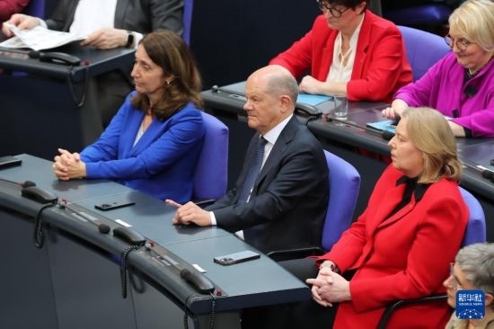 3月25日，在德國柏林，朔爾茨（中）出席新一屆德國聯(lián)邦議院首次全體會議。新華社記者 杜哲宇 攝