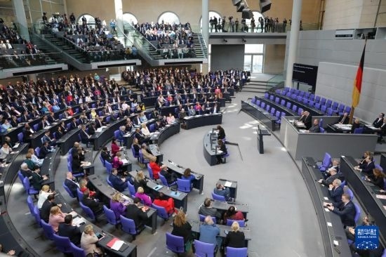 3月25日，在德國柏林，新一屆德國聯(lián)邦議院成立并召開首次全體會議。新華社記者 杜哲宇 攝