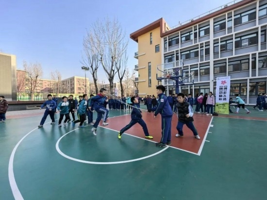 北京師范大學實驗小學開展跳繩比賽。