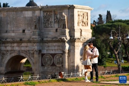 3月25日，在意大利羅馬，情侶在君士坦丁凱旋門前留影。新華社記者 李京 攝