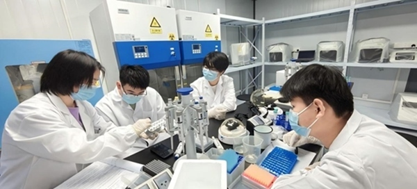 “個(gè)體基因解密實(shí)驗(yàn)”預(yù)實(shí)驗(yàn)課堂。東華大學(xué)供圖