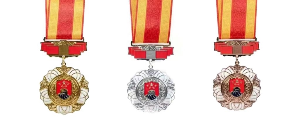 圖為戍守邊疆金質(zhì)、銀質(zhì)、銅質(zhì)紀(jì)念章。（國家移民管理局供圖）