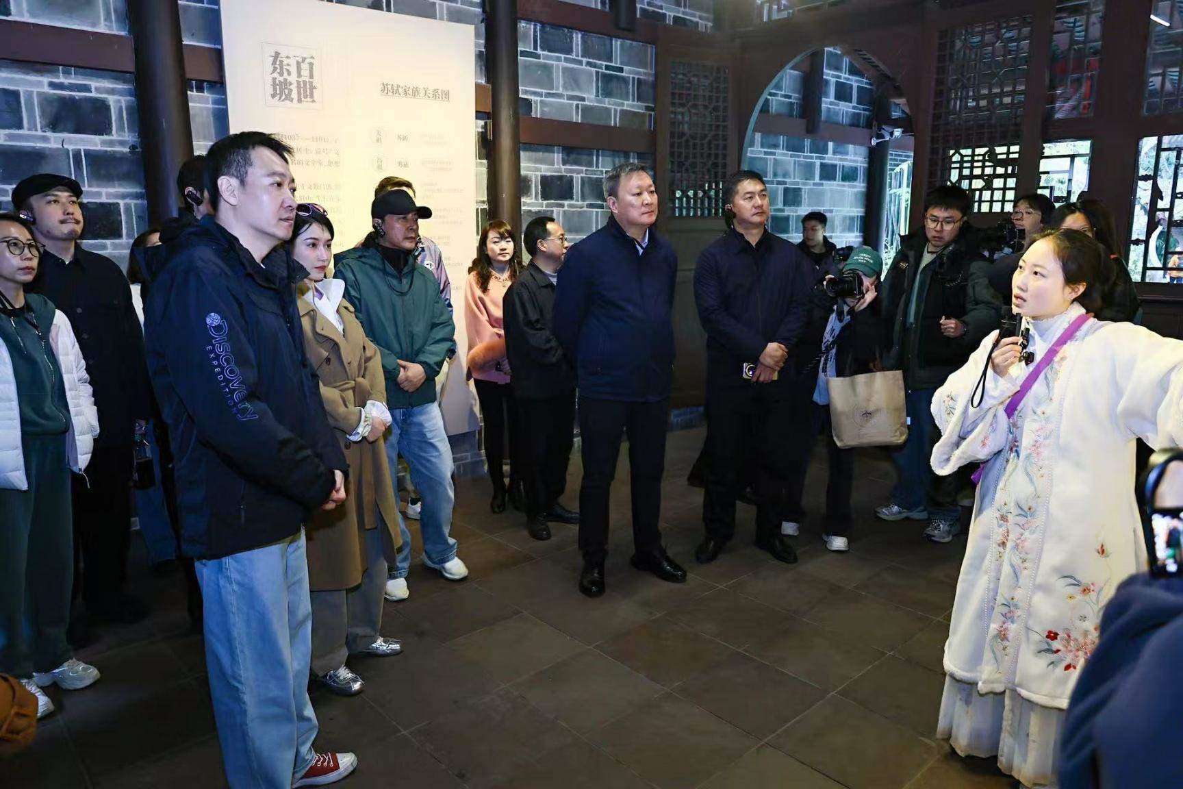 《蘇堤春曉》劇組在眉山三蘇祠參觀學(xué)習(xí)。受訪(fǎng)者供圖