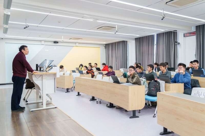 北航面向全校本科生開設(shè)《人工智能導(dǎo)論》通識(shí)必修課。校方供圖