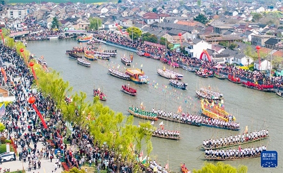 4月4日，選手在參加茅山會(huì)船盛會(huì)（無(wú)人機(jī)照片）。?新華社發(fā)（周社根 攝）