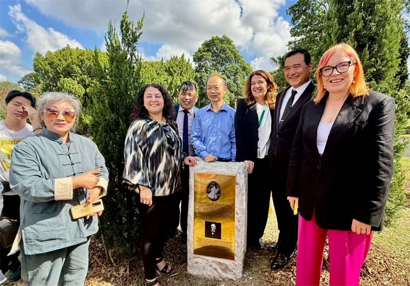 3.紀(jì)念碑揭幕。