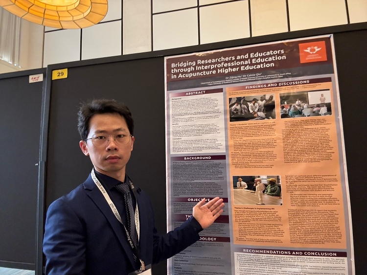 胡紫景醫(yī)生在國際針灸學術會議中。約翰內(nèi)斯堡大學供圖